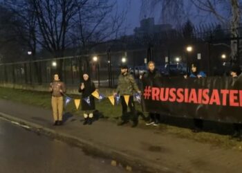Ruski diplomati v Varšavi so se prebudili z zvoki sirene in mitraljez poči