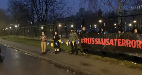 Ruski diplomati v Varšavi so se prebudili z zvoki sirene in mitraljez poči
