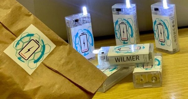 Львівські учні виготовили для ЗСУ ліхтарик, який світить півроку