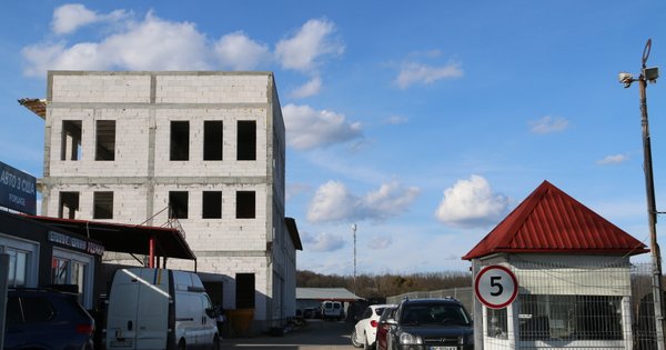 «Це було, як фільм жахів»: як львівське СТО живе через рік після ракетного удару