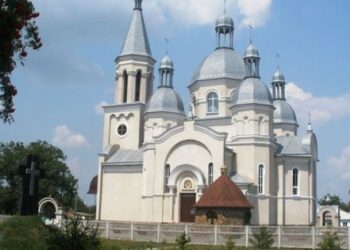 На Житомирщині парафіянка УПЦ МП зіпсувала меморіал загиблим від окупантів дітям