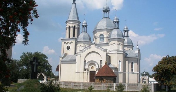 На Житомирщині парафіянка УПЦ МП зіпсувала меморіал загиблим від окупантів дітям
