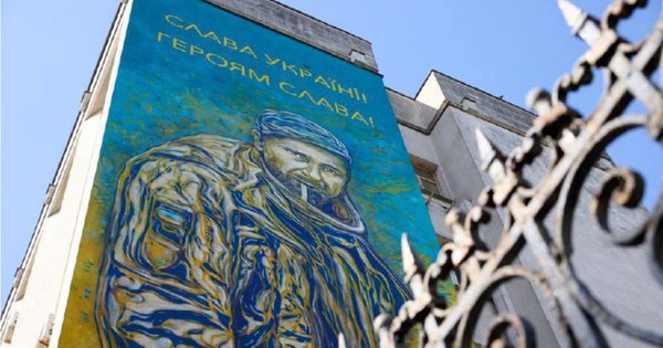 У центрі Києва з'явився мурал зі страченим росіянами військовим. Фото дня