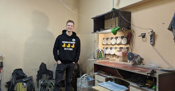 Як переселенець з Маріуполя робить сувеніри зі знищеної російської техніки у Львові