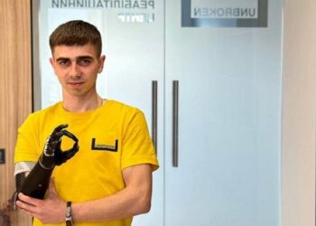 24-річний захисник з біонічним протезом руки повернувся на фронт