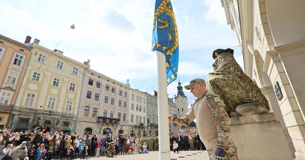 Захисник із біонічним протезом підняв прапор Львова до Дня міста. Фото дня
