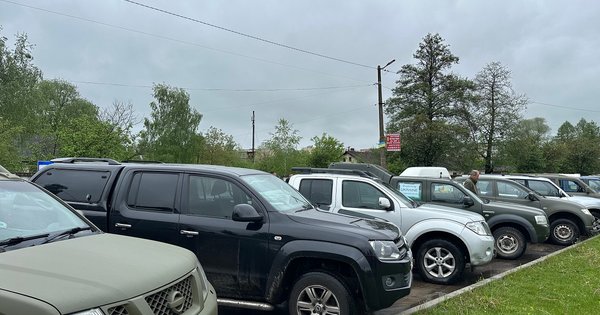 Британські фермери доставили на Львівщину 40 пікапів для ЗСУ