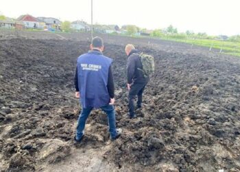 Окупанти вдарили авіабомбами по приватних будинках у Глухові (фото)