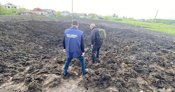 Окупанти вдарили авіабомбами по приватних будинках у Глухові (фото)