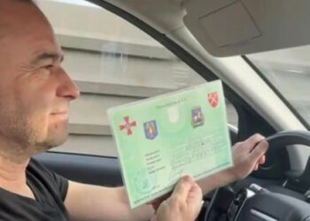 Поліція конфіскувала спецперепустку співака Віктора Павліка, якою хвалилась його дружина
