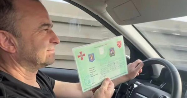 Поліція конфіскувала спецперепустку співака Віктора Павліка, якою хвалилась його дружина