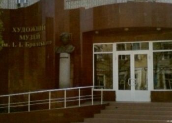 Російські загарбники розкрадають художній музей у Бердянську