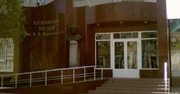 Російські загарбники розкрадають художній музей у Бердянську