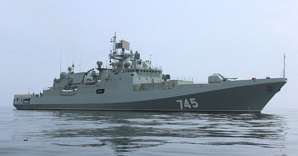 Окупанти намагаються замаскувати свій найпотужніший фрегат у Чорному морі від українських атак