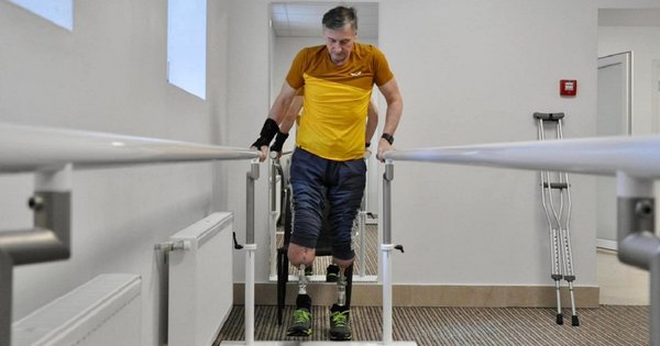Хірурги центру «Незламні» повернули здатність ходити бійцеві, який втратив обидві ноги