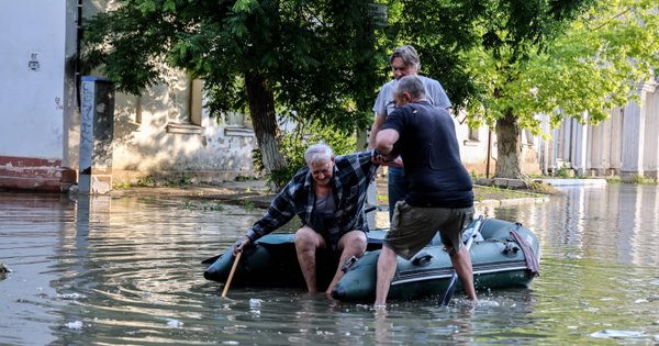 ЗМІ показали, як відбувається евакуація в Херсоні після підриву Каховської ГЕС