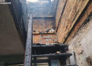 Внаслідок падіння уламків збитого дрона у будинку на Хмельниччині сталась пожежа