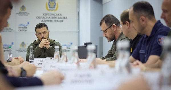 Зеленський в Херсоні провів нараду щодо ліквідації наслідків підриву Каховської ГЕС