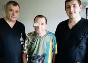Львівські хірурги за допомогою титанових протезів відновили обличчя 44-річному бійцю (фото)
