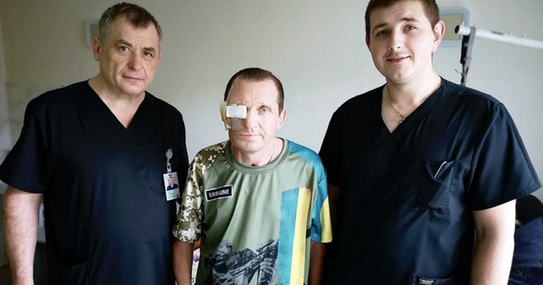 Львівські хірурги за допомогою титанових протезів відновили обличчя 44-річному бійцю (фото)