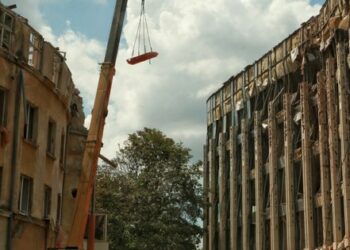 Репортаж з місця падіння ракети на житловий будинок у Львові: фото