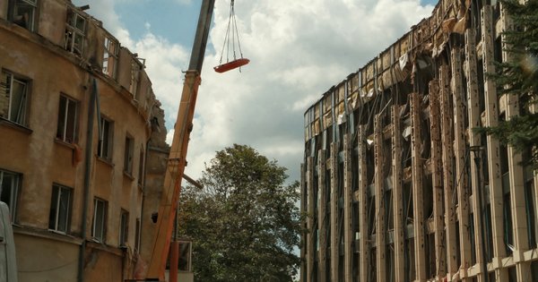 Репортаж з місця падіння ракети на житловий будинок у Львові: фото