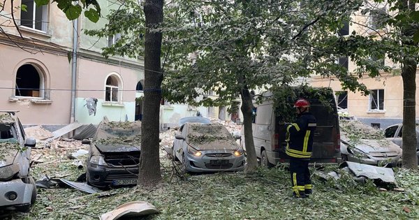 З-під завалів зруйнованого ракетою будинку у Львові дістали 10 тіл