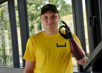 26-річний військовий отримав сучасні протези руки та ноги у львівському центрі «Незламні»