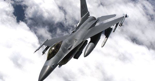 Дмитро Кулеба уточнив, коли винищувачі F-16 з'являться в авіапросторі України