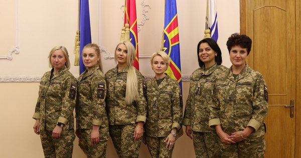 Міноборони презентувало оновлену літню польову жіночу форму