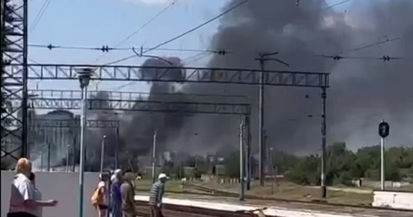 В окупованому Криму після потужних вибухів загорілася залізнична станція (відео)