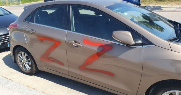 Невідомі у Відні розмалювали автомобілі українців літерою Z (фото)