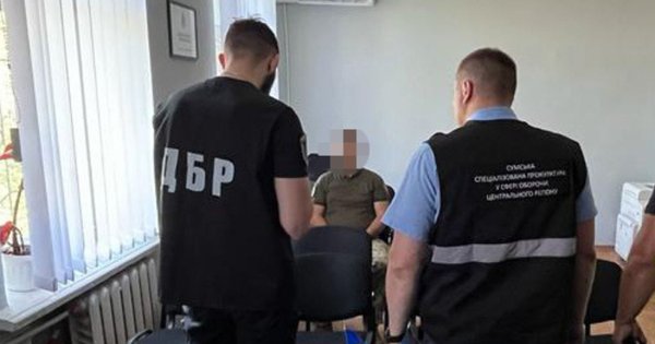 ДБР у Сумах затримала правоохоронця, який вимагав у військовослужбовця хабар