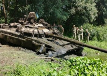 На Чернігівщині водолази витягли з річки російський танк і передали його ЗСУ