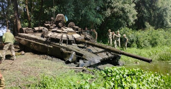 На Чернігівщині водолази витягли з річки російський танк і передали його ЗСУ