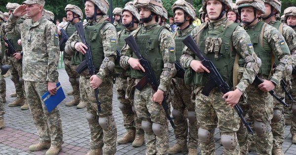 Кілька сотень мобілізованих у Моршині прийняли військову присягу. Фото дня