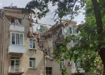 Внаслідок атаки росіян у центрі Сум зруйновано житловий будинок, є загиблі