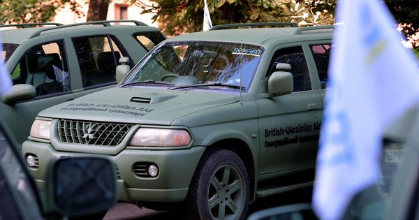 Із Львівщини благодійні фонди передали на фронт 24 евакуаційні медичні автівки