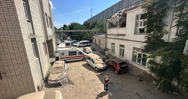Внаслідок обстрілу лікарні у Херсоні загинув лікар та постраждала медсестра