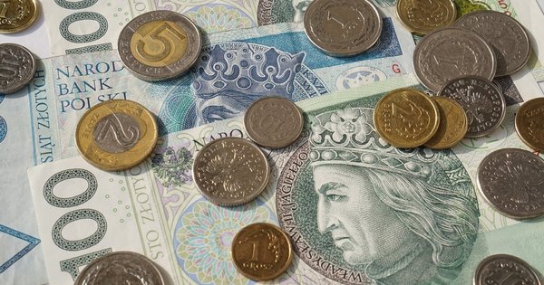 Україна почала виплачувати пенсії і соцвиплати біженцям в іноземній валюті