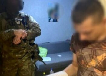 Посадовець військкомату на Прикарпатті допомагав ухилянтам виїздити за кордон