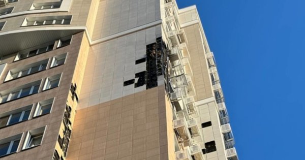 У Бєлгороді невідомий безпілотник влучив у багатоповерхівку