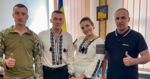 Молодята з Верховини за весільні гроші купили чотири дрони для ЗСУ (фото)