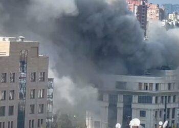 Біля будівлі окупаційної адміністрації Донецька прогриміли вибухи