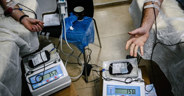 МОЗ дозволило бойовим медикам переливати кров до прибуття в госпіталі