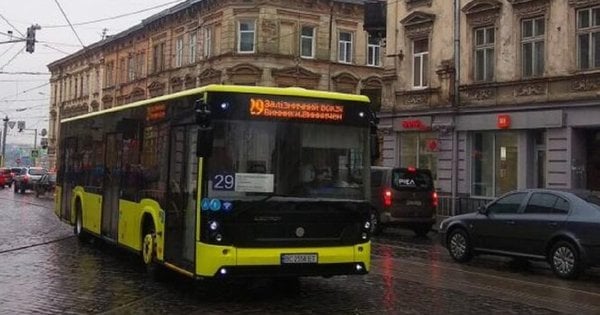 У Львові водій автобуса зачинив двері перед військовим з ампутованою ногою