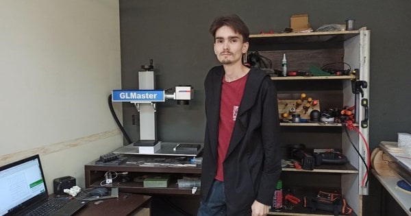 Миколаївець виготовляє повербанки та зарядні станції на 3D-принтері
