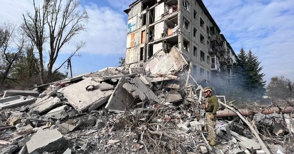 Росія обстріляла багатоповерхівку в Авдіївці, під завалами опинився літній чоловік