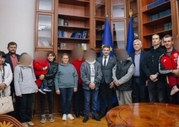 В Україну повернулися ще четверо викрадених росіянами дітей (фото, відео)
