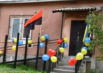 На Прикарпатті громада подарувала інклюзивний будинок пораненому бійцеві